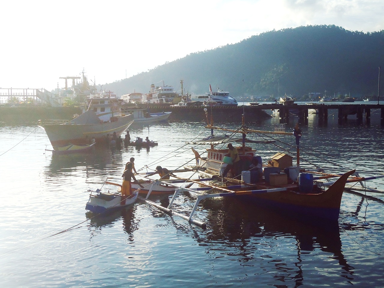 Aktivitas nelayan dalam perahunya di Pelabuhan Perikanan Pantai Dagho, Kota Tahuna, ibukota Kabupaten Kepulauan Sangihe, pada Jumat (16/09/2016). Pelabuhan Dagho menjadi tempat pembangunan sentra bisnis kelautan dan perikanan terpadu (SKPT). Foto : Themmy Doaly 