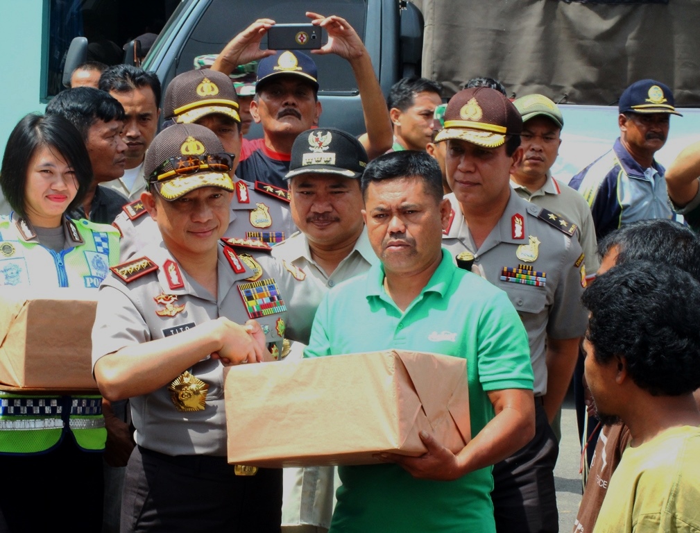 Kapolri Jenderal Pol Tito Karnavian memberikan bantuan kepada korban bencana banjir bandang Garut, Jabar, pada Jumat (23/09/2016). Foto : Donny Iqbal