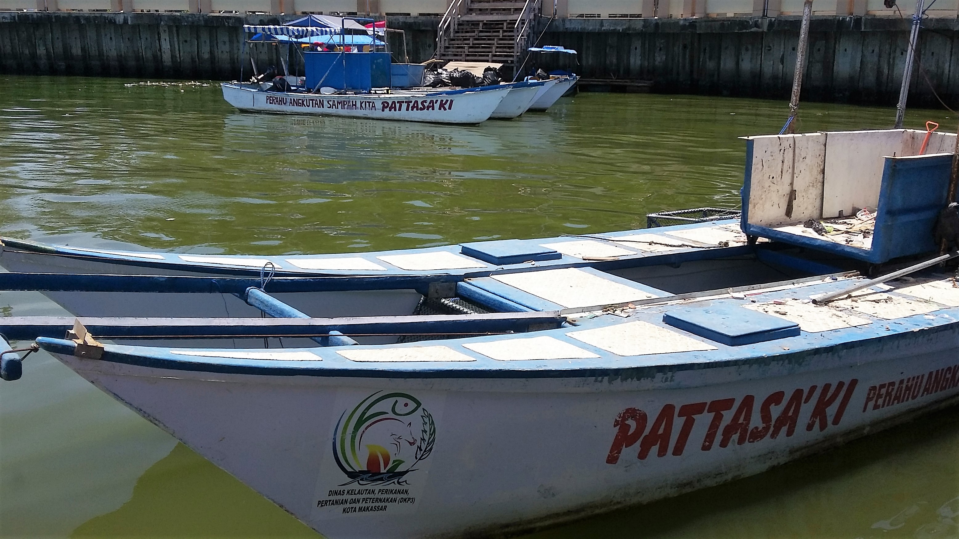Pemkot Makassar, Sulsel menyiapkan 3 unit armada perahu yang disebut Pattasa’ki, namun jumlah armada ini belum cukup efektif menyelesaikan masalah sampah di pantai Losari. Foto: Wahyu Chandra