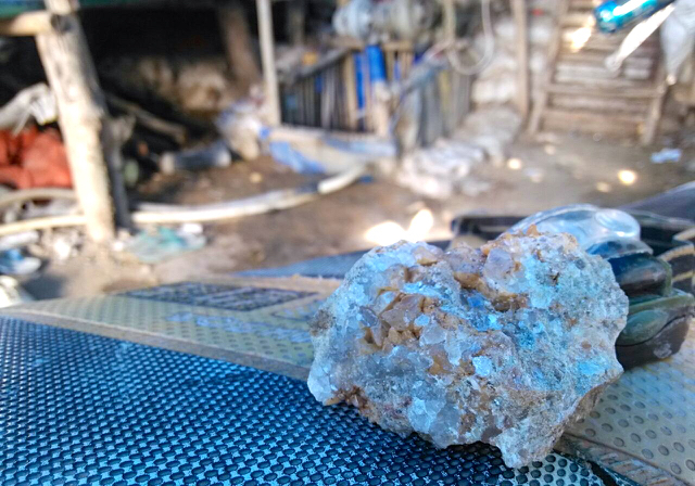 Batuan yang mengandung emas milik penambang di Petak 56. Foto: Zuhana A Zuhro