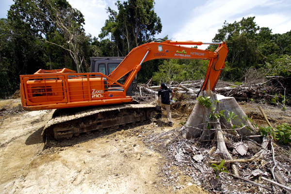 Alat berat ini berada di kawasan Rawa Singkil yang digunakan untuk membuat kanal. Keberadaan excavator ini masih dicari sebagai bukti utama perambahan. Foto: Junaidi Hanafiah 