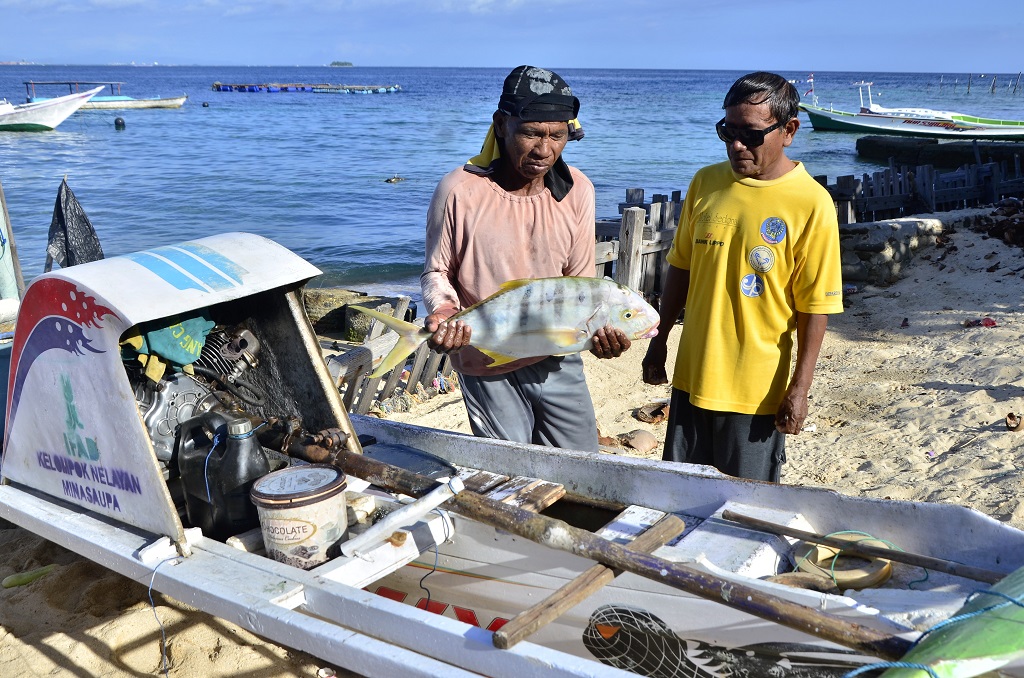 Beberapa tahun terakhir hasil tangkapan ikan nelayan di Pulau Barrang Caddi, salah satu pulau di Kota Makassar, Sulawesi Selatan mulai berkurang. Dalam sehari mereka kadang hanya bisa menangkap beberapa ekor ikan dan bahkan kadang tidak ada tangkapan sama sekali. Foto: Wahyu Chandra.