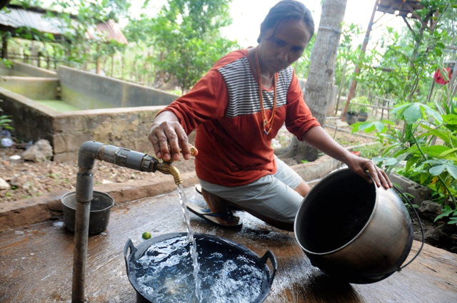 Rambu Kariri Aji, memperlihatkan bagaimana air mengucur keluar dari keran. Jaringan pipa air telah dinikmati 150 rumah di Desa Kamanggih. Foto: Eko Rusdianto