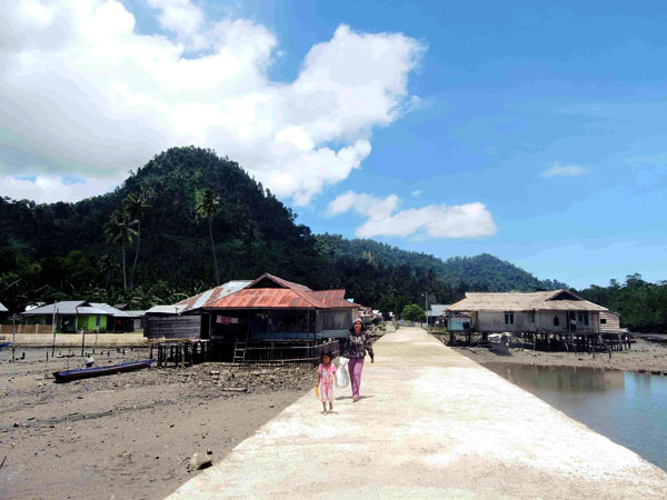 Desa Benteng, Kecamatan Togean. Desa ini memiliki gunung keramat yang diklaim sebagai gunung tertinggi di Kepulauan Togian dan merupakan asal muasal orang Togian. Foto: Christopel Paino