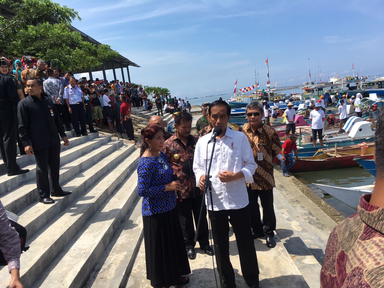 Presiden Joko Widodo disaksikan Menteri Kelautan dan Perikanan Susi Pudjiastuti (kiri) dan Gubernur Sulsel Yasin Limpo (belakang) meresmikan dan mengunjungi Pelabuhan Perikanan Untia yang berlokasi di kawasan Industri Makassar (KIMAH). Foto : Humas KKP