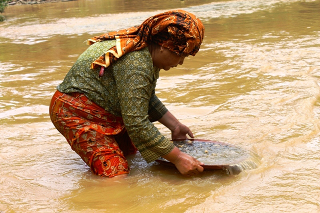 Perempuan pendulang emas. Jika beruntung, berjam-jam di sungai, perempuan ini akan memperoleh emas, jika tidak, akan pulang hampa. Foto: Elviza Diana