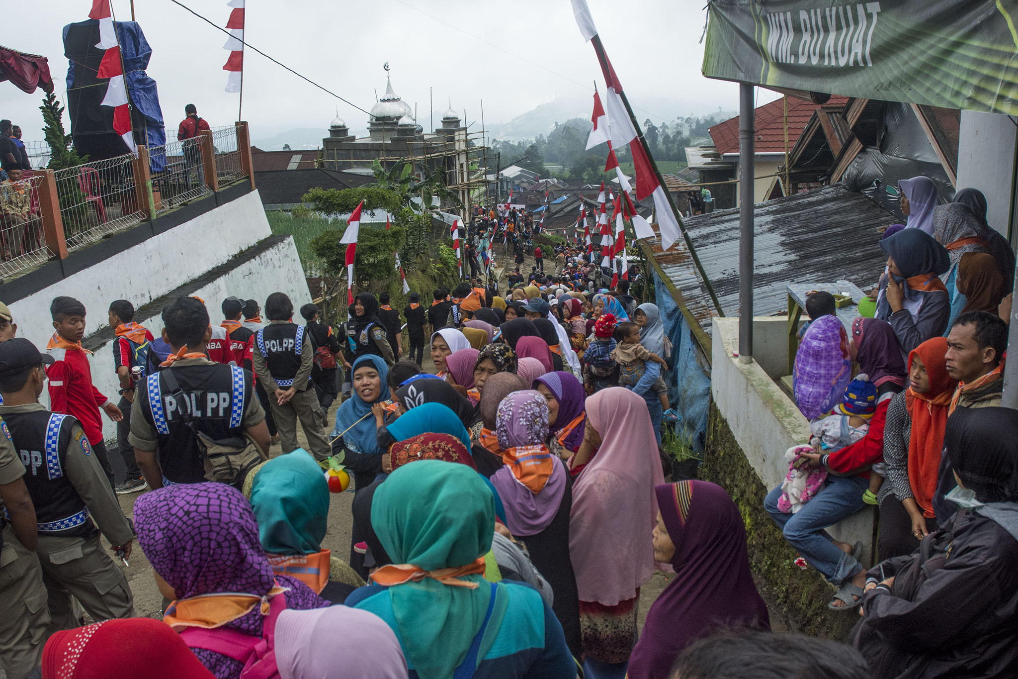 Warga antusia mengikuti acara bersih Gunung Slamet, bagian dari acara Kongres Gunung di Desa Kutabawa, Kecamatan Karangreja, Purbalingga, Jawa Tengah. Foto : L Darmawan