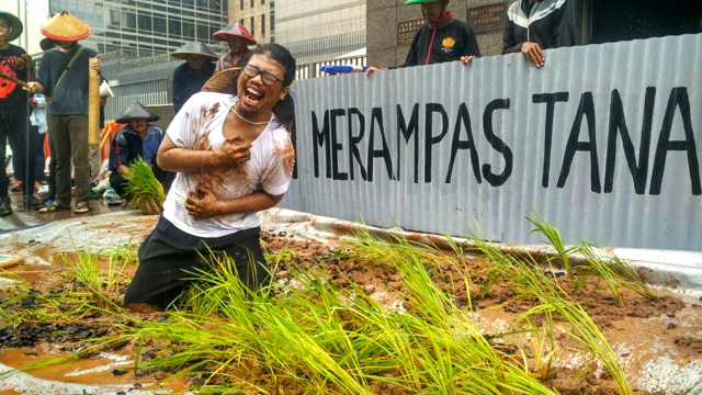 Aksi teatrikal warga soal lahan pertanian warga Batang yang terampas PLTU. Foto: Indra Nugraha