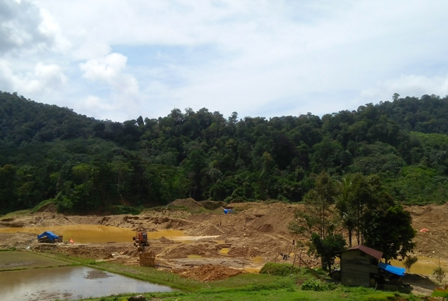 Area tempat pengolahan kayu (sawmill) PT. AMT berubah menjadi lokasi tambang emas sejak berhentinya aktivitas kayu 2012. Foto Vinolia (1).jpg