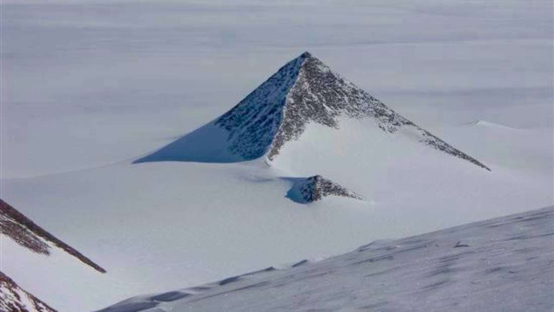 Piramida yang terlihat di Kutub Selatan. Sumber: Google Earth