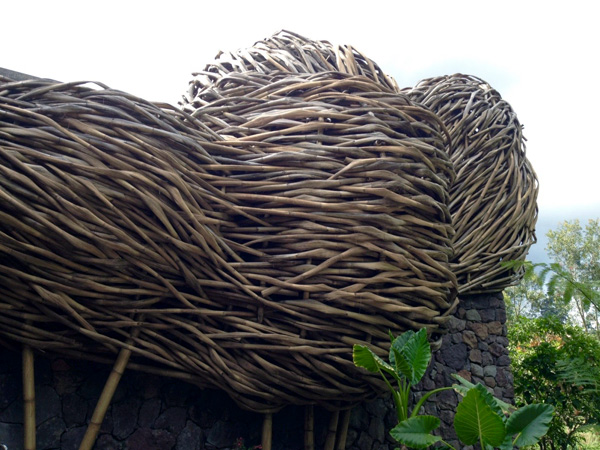 Sebuah eksplorasi bambu dari yang kaku menjadi selentur tali dalam karya seni di Dusun Bambu, Lembang, Jawa Barat. Foto: Taufik Wijaya