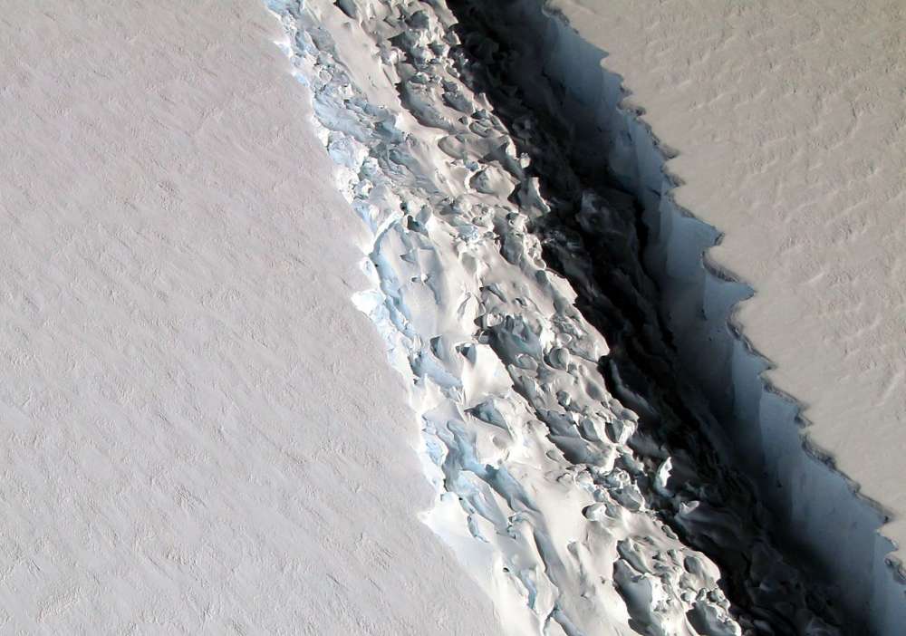 Jalur retaknya bongkahan es raksasa Larsen C di Kutub Selatan pada paruh kedua Desember 2016. Foto : John Sonntag/NASA