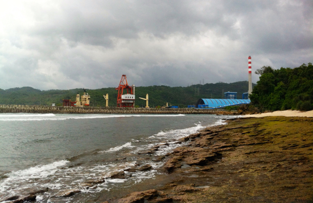 Pantai Ndaki dan PLTU Pacitan. Foto: Nuswantoro