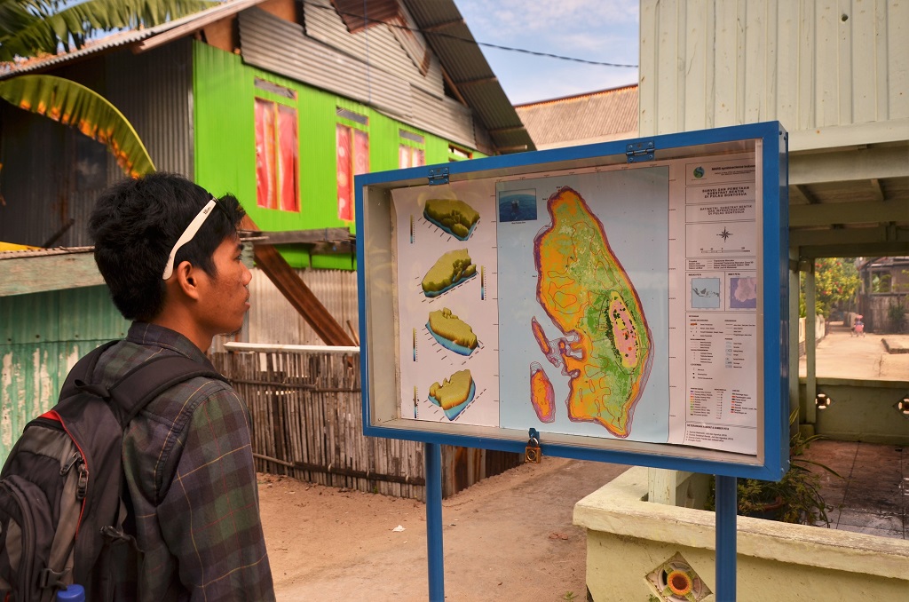 Pulau Bontoasua, Pangkep, Sulsel, dengan terumbu karang di sekelilingnya kini sedang dalam proses konservasi yang dilakukan oleh PT Mars Symbioscience, dimana ribuan bibit terumbu karang akan ditumbuhkan menggunakan media yang disebut ‘rangka laba-laba’ | Foto: Wahyu Chandra
