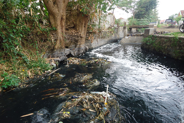 Air sungai di Dusun Jelegong, Rancaekek, Bandung. Foto: Indra Nugraha