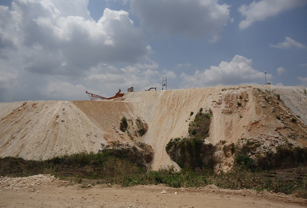 Pegunungan Kendeng Utara yang hancur akibat eksploitasi pabrik semen. Foto: GERAM