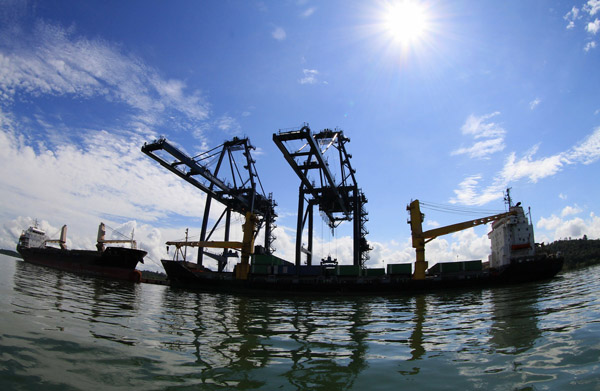 Wajah pelabuhan peti kemas di Kariangaun kawasan Teluk Balikpapan. Foto: Hendar 