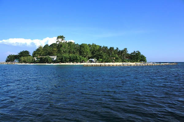 Pulau Polewali berada di Kabupaten Pangkep adalah satu dari 121 pulau yang berada di Kepulauan Spermonde. Pulau ini dan sejumlah pulau-pulau lain menjadi tempat wisata domestik, baik untuk rekreasi keluarga, penyelaman dan memancing. Foto: Awaluddinnoer 