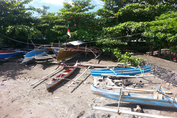 Kapal-kapal nelayan yang sandar di pinggir Pantai Sario, wilayah pertahanan terakhir mereka karena semua sudah direklamasi. Foto: Sapariah Saturi