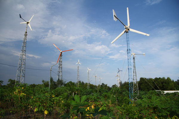 Kincir angin menyuplai energi untuk kebutuhan energi listrik di daerah pesisir Pantai Baru. Foto: Tommy Apriando