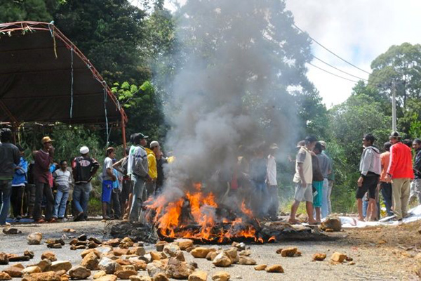 Waega aksi protes karena perusahaan seakan tak peduli nasib nelayan yang tak bisa melaut karena tumpahan minyak. Foto: Eko Rusdianto