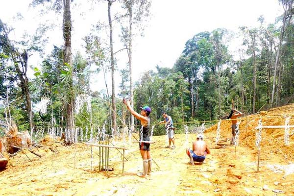 Long Isun residents perform the adat napoq ritual in which the ancestors are consulted for help, in this case against encroachment by a logging company. Photo courtesy of Nurani Perempuan