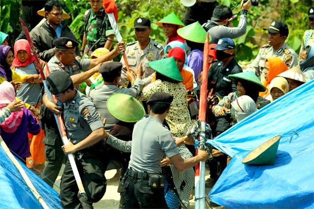 Ketika para ibu bentrok dengan Brimob, polisi, TNI, satpam SI dan preman. Foto: Jaringan Masyarakat Peduli Pegunungan Kendeng 