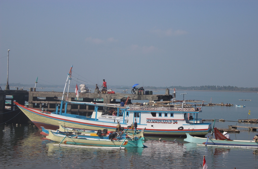 Kapal penangkap ikan berlabuh di Pelabuhan Tanjung Luar, Lombok Timr, Nusa Tenggara Barat. Foto : Jay Fajar
