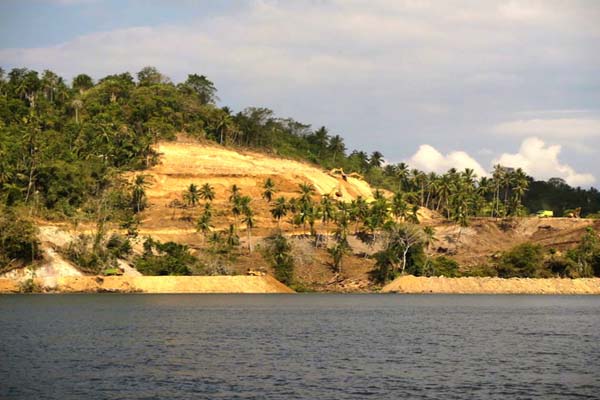 Kondisi Pulau Bangka, Sulut, 2014, kala mulai digunduli buat tambang PT MMP. Foto: Save Bangka Island