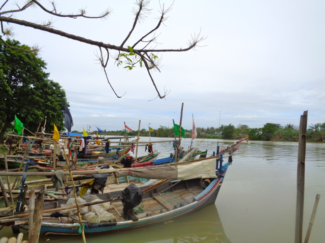 Kapal-kapal tangkap ikan nelayan di Sungai Ciujung. Foto: Indra Nugraha