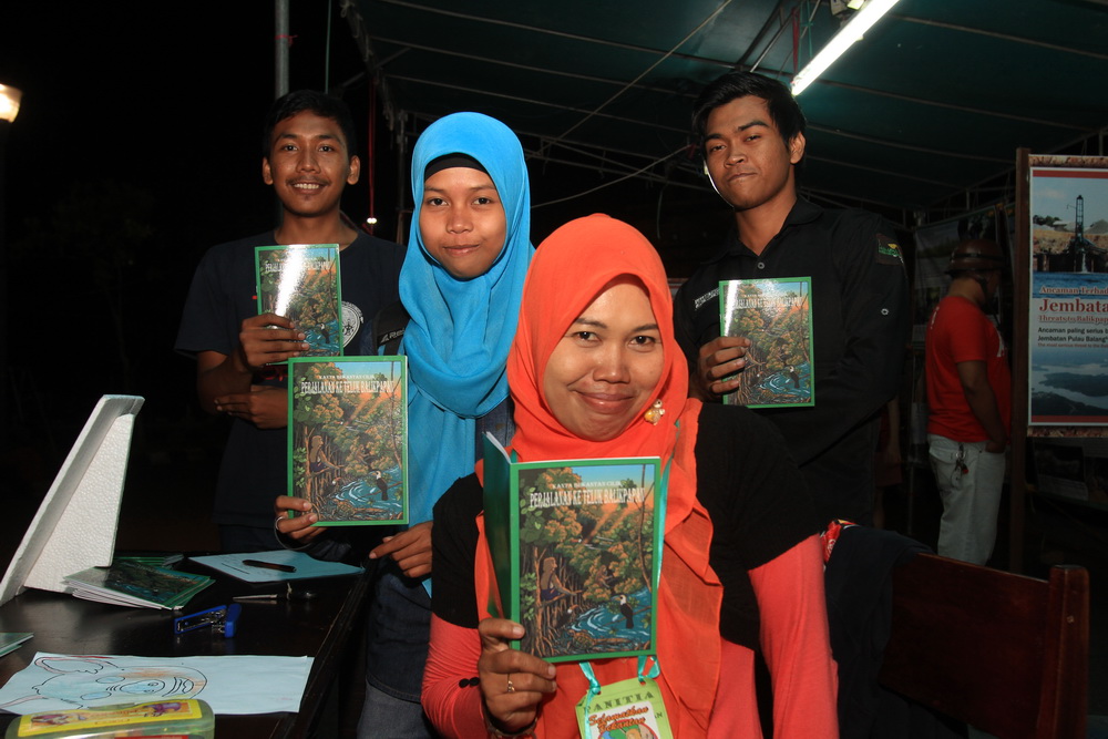 Buku dongeng tentang bekantan ini diharapkan dapat meningkatkan pengetahuan generasi muda terkait Teluk Balikpapan dan satwa yang ada. Foto: Hendar