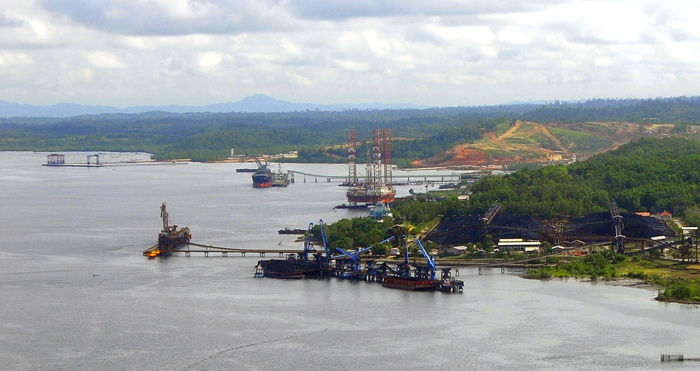 Kawasan Industri Kariangau (KIK) yang berada di wilayah Teluk Balikpapan. Foto: Hendar