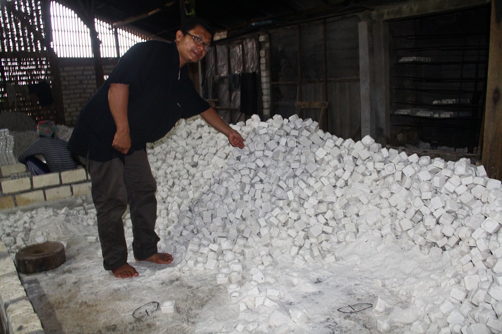 Priyanto memperlihatkan garam hasil produksi rumah tangga miliknya. Foto : Tommy Apriando