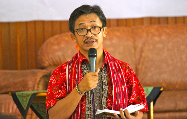 Abdon Nababan dalam Sarasehan Politik di Sorong,. Foto: Sapariah Saturi