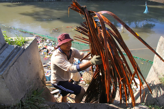 Petugas bersih-bersih sampah di sungai-sungai di Denpasar, Bali. Foto: Anton Muhajir