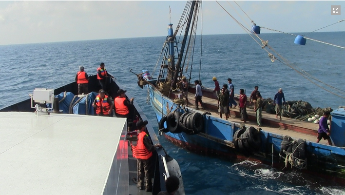 Penangkapan dua kapal asing penangkap ikan ilegal oleh Kapal Pengawas Hiu Macan Tutul 002 di Perairan Teritorial Laut Natuna pada 16 Februari 2015. Foto : Ditjen PSDKP KKP