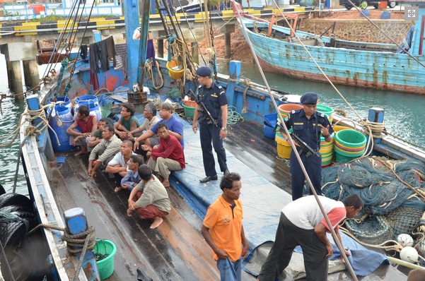 Penangkapan dua kapal asing penangkap ikan ilegal asal Thailand oleh Kapal Pengawas Hiu Macan Tutul 005 di perairan teritorial Laut Anambas, Kepulauan Riau yang kemudian dibawa ke Satker PSDKP Batam pada 11 Maret 2015. Foto : Ditjen PSDKP KKP