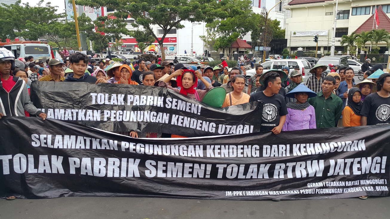 Indonesians protest against state-owned cement producer Semen Indonesia in Semarang, Central Java, over the company's plans to build a factory and mine in nearby Rembang. Photo: Tommy Apriando
