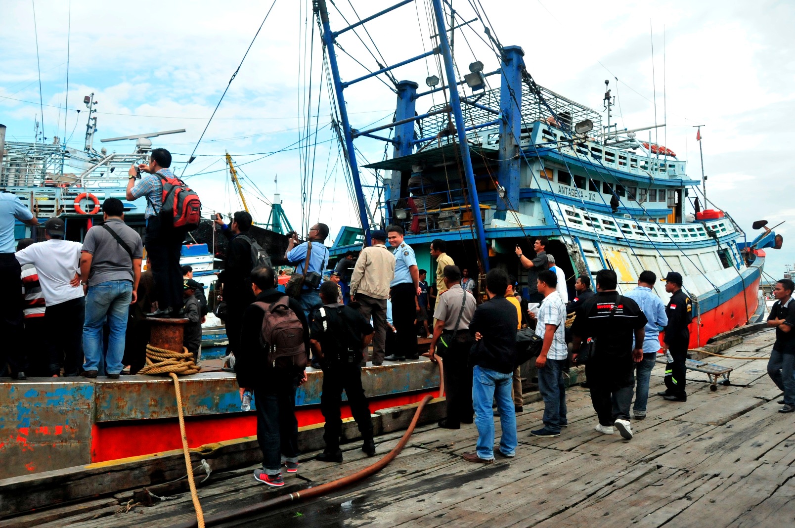 Petugas dari KKP memeriksa kapal-kapal Antasena milik PT. PBR di Benjina, Aru, pada Jumat (03/04/2015) yang menemukan ternyata ABK-nya adalah Warga Negara Asing asal dari Thailand, Myanmar, Laos dan Kamboja. Foto : KKP 