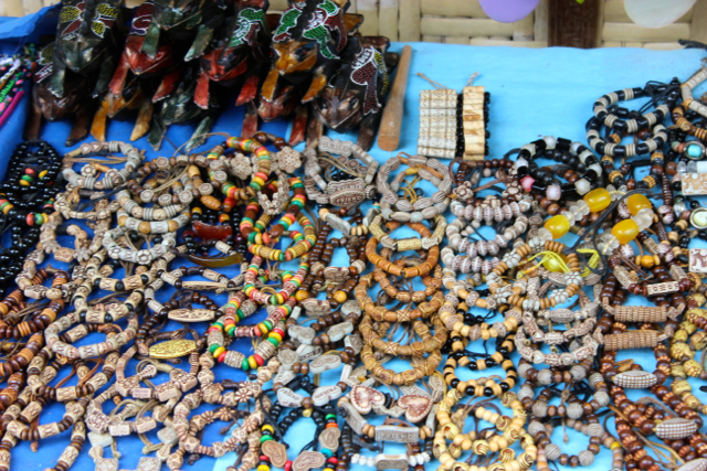 Kerajinan tangan warga Sade, selain tenunan dan kain | Foto: Sapariah Saturi