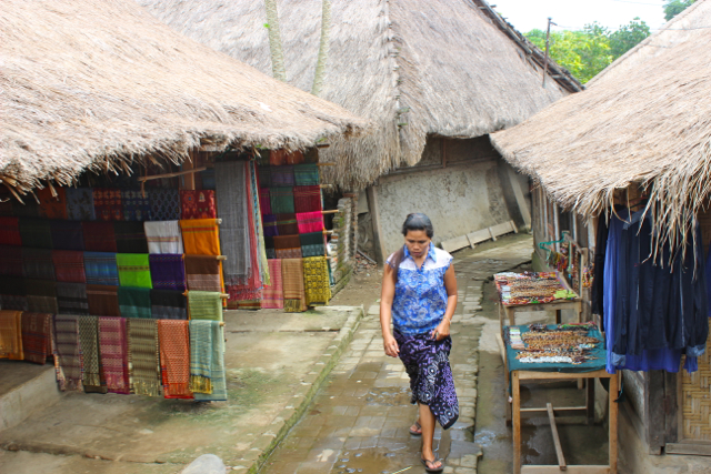 Dusun Sade, yang masih mempertahankan adat dengan berbagai produk kerajinan tangan mereka | Foto: Sapariah Saturi