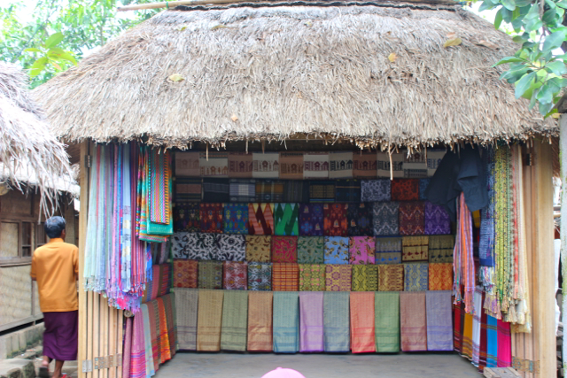 Hampir setiap rumah warga, memiliki bale untuk menjual produk kerajinan mereka | Foto: Sapariah Saturi