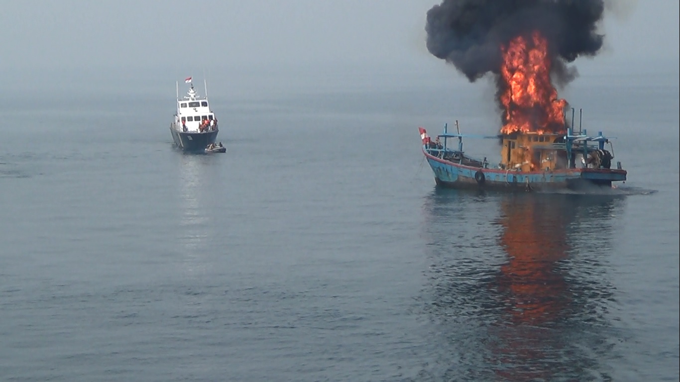 Kapal asing berbendera Malaysia ini diledakkan di Perairan Belawan pada Rabu pagi. Foto: Ayat S Karokaro