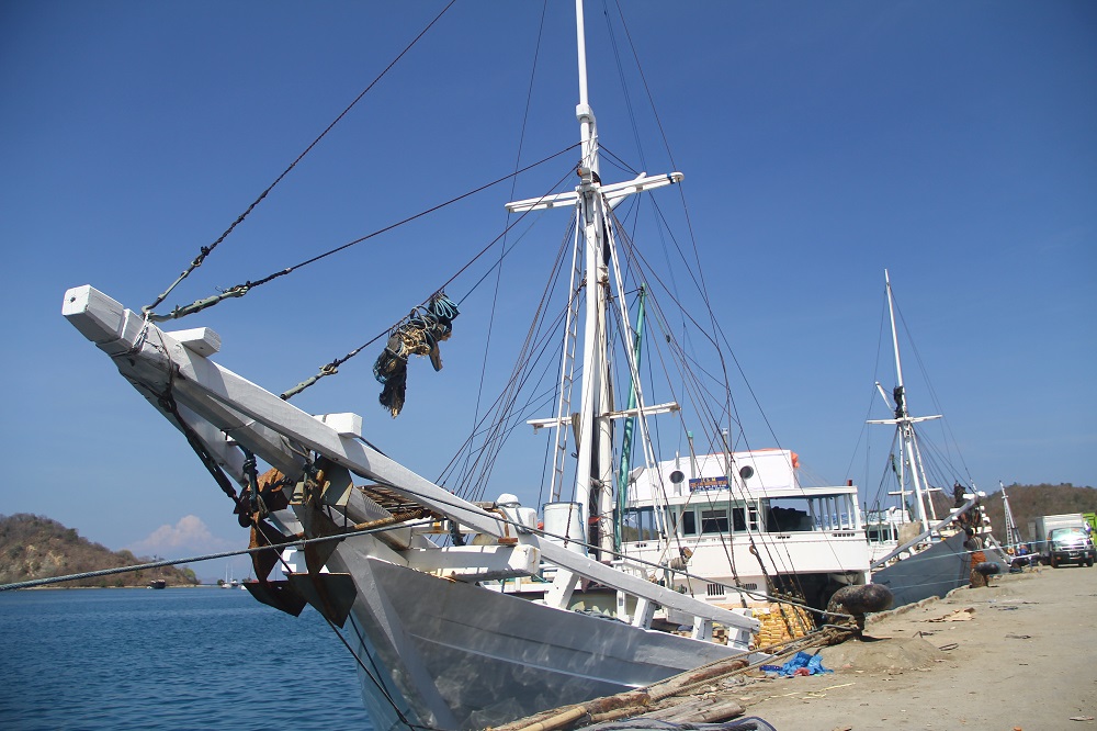 Kapal bersandar di pelabuhan di Labuan Bajo, Flores, NTT. Foto Tommy Apriando
