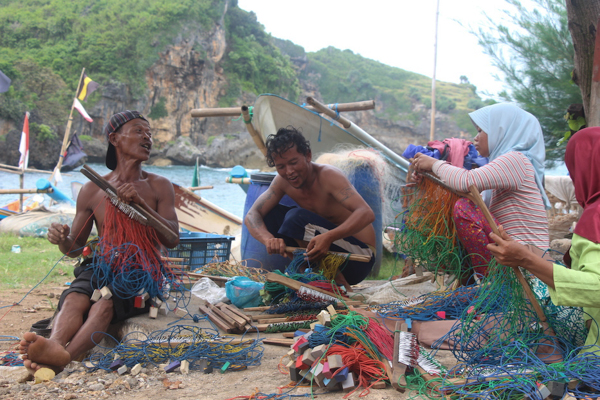 Nelayan di Pantai Gesing, Gunungkidul, Yogyakarta, sedang menyiapkan jaring lobster. Foto : Melati Kaye