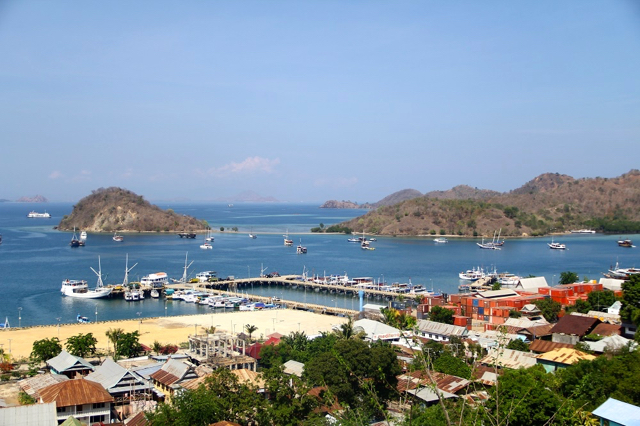 Pelabuhan kapal laut di Labuan Bajo, Flores, NTT. Lalut yang kaya dan luas, kapal-kapal besar tak mencerminkan kondisi senada dengan pekerja sektor itu, terutama nelayan tangkap tradisional. Mereka mayoritas berada di garis kemiskinan. Foto: Tommy Apriando.