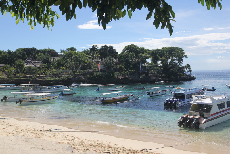 Nusa Lembongan, Nusa Penida, Bali yang makin ramai dengan turis dan akomodasi wisata. Foto : Luh De Suriyani