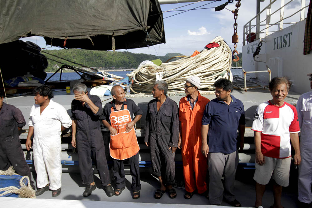 Anak buah kapal Silver Sea 2 yang ditangkap sekitar 80 mil laut dari Pulau Weh, Sabang, Aceh. Foto: Junaidi Hanafiah 
