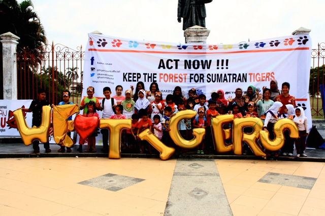 Alksi di Global Tiger Day di Jambi dari para anak-anak TK sampai SMA. Foto: Lili Rambe