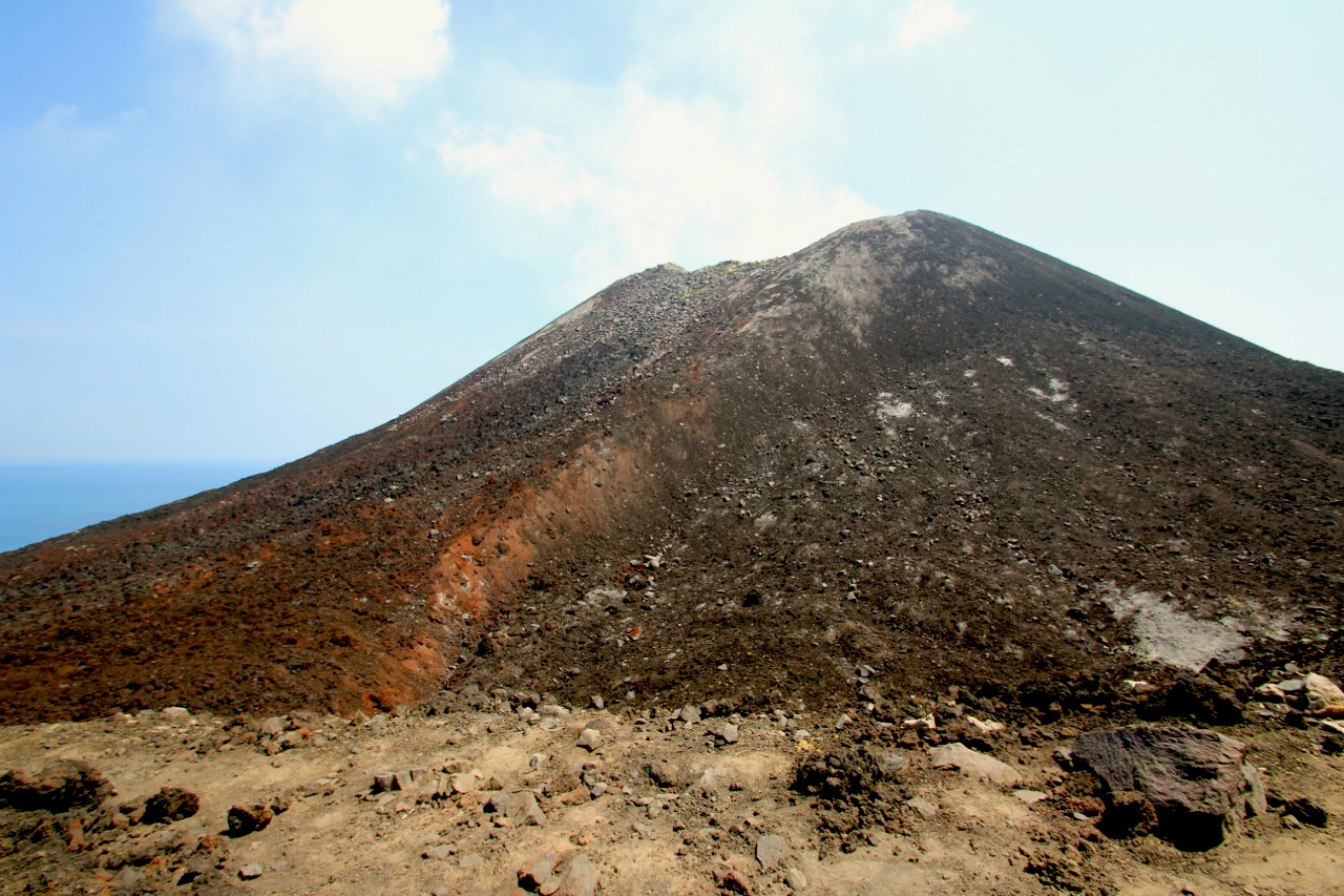 Penampakan Anak Krakatau yang lebih dekat. Foto: Ridzki R. Sigit/Mongabay Indonesia